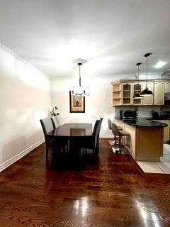 Sunny and Spacious Apartment - steps to Lansdowne station - 4