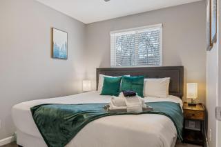 Dog-Friendly 2BR | Near Streets of St Charles - 8