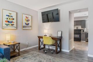 Dog-Friendly 2BR | Near Streets of St Charles - 6