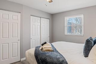 Dog-Friendly 2BR | Near Streets of St Charles - 2