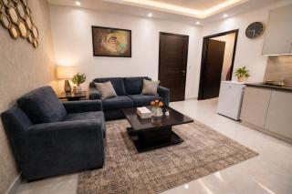 Elva 1 BHK Self Checkin Gulberg MM Alam Pool Lahore - 4
