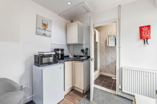 #193 Coventry Hideaway - Modern & Spacious- for 2 - 0