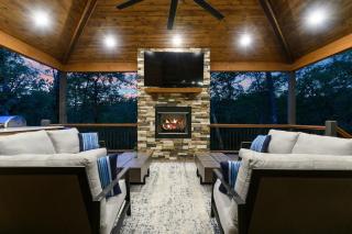Tranquil Days-Sleeps 28-Luxury Retreat-Huge Deck! - 8