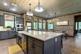 Tranquil Days-Sleeps 28-Luxury Retreat-Huge Deck! - 1