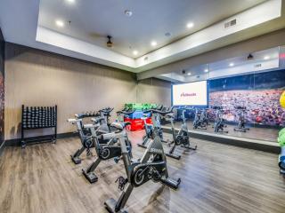 Airy 1BR luxe suite close to Downtown with fast WiFi - 9