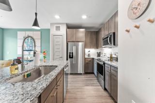 Airy 1BR luxe suite close to Downtown with fast WiFi - 8
