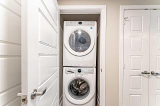 Airy 1BR luxe suite close to Downtown with fast WiFi - 4