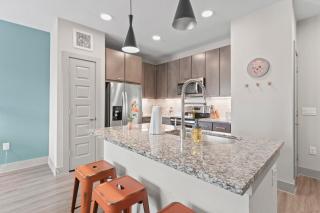 Airy 1BR luxe suite close to Downtown with fast WiFi - 2