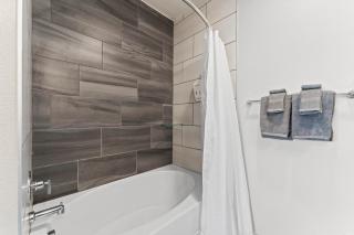 Airy 1BR luxe suite close to Downtown with fast WiFi - 1