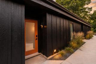 500 HOUSE - Modern, Boutique Experience. Private Patio, Fire Table - A - 0
