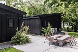 500 HOUSE - Modern, Boutique Experience. Private Patio, Fire Table - A - 9