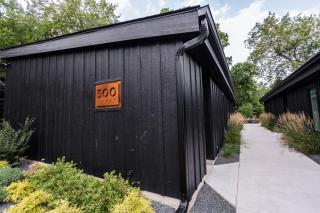 500 HOUSE - Modern, Boutique Experience. Private Patio, Fire Table - A - 8