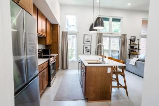 500 HOUSE - Modern, Boutique Experience. Private Patio, Fire Table - A - 2
