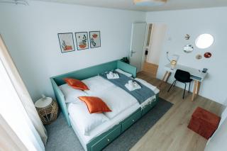 Modern City Apartment 3 Bedrooms, Balcony & Free Parking - 3