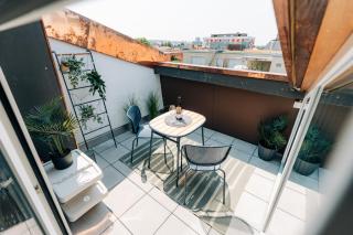Modern City Apartment 3 Bedrooms, Balcony & Free Parking - 8