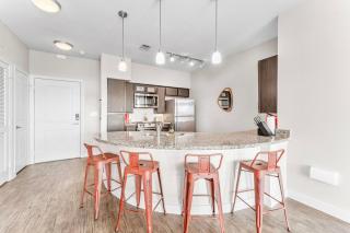 Airy SoCo 2BR King Suite with GymPickleballLaundry - 7