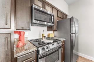 Airy SoCo 2BR King Suite with GymPickleballLaundry - 5