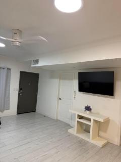 Moderna Casa Blanca de 3 Dormitorios, Recién Remodelada, Climatizada y Patío - 1