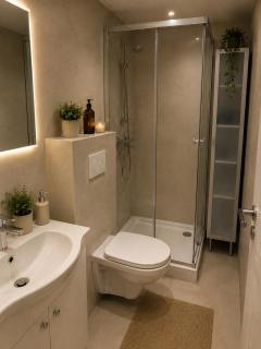 2 Beds Studio Apartment With Free Parking, Private Garden & Entrance Near Metro Garden - 3