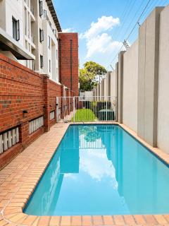 Chic Sandton Apt at The Cube Pool - 7