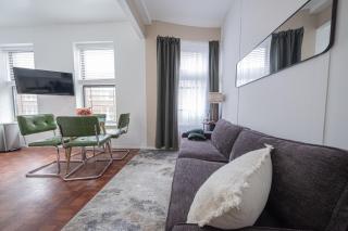 Sunlit 2BR Central Park North elevator & laundry - 1