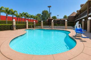 HomePointe Inn & Suites - 1