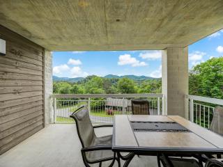 Greenbrier Getaway Whispering Pines 524 - 1