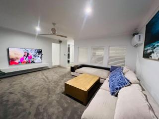 Reflections Broadbeach- Heated Pool! Complete Waterfront Entertainer with Huge Deck, Pool Table and Pontoon - 6