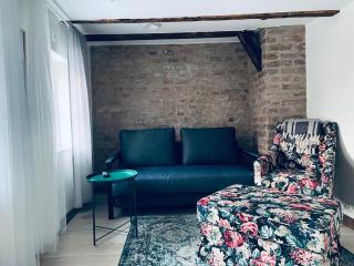 Charming Upper-Floor Apartment - 6