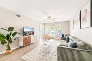 Bright 2BR King Suite w Gym& close to Downtown - 0
