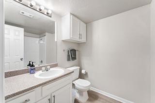 Bright 2BR King Suite w Gym& close to Downtown - 4