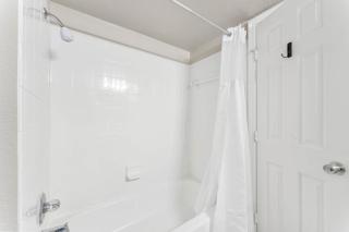 Bright 2BR King Suite w Gym& close to Downtown - 3