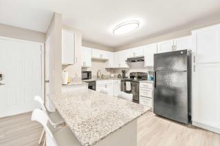 Bright 2BR King Suite w Gym& close to Downtown - 1