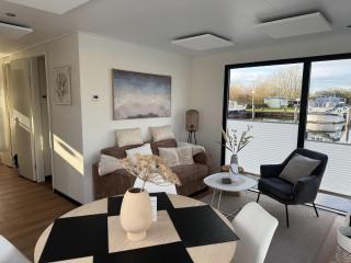 Houseboat in Lemmer with Harbor Views - 7
