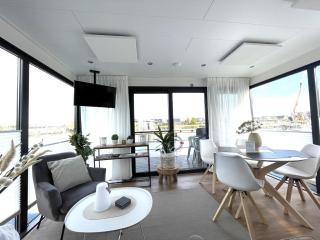 Houseboat in Lemmer with Harbor Views - 3