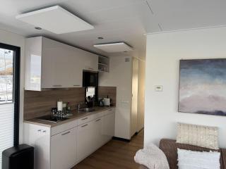 Houseboat in Lemmer with Harbor Views - 2