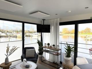 Houseboat in Lemmer with Harbor Views - 5