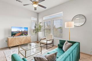 Airy 2BR king suite fast WiFi 8 min to Downtown - 0