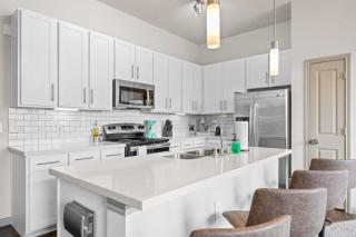Airy 2BR king suite fast WiFi 8 min to Downtown - 1