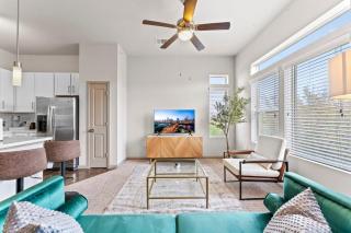 Airy 2BR king suite fast WiFi 8 min to Downtown - 2