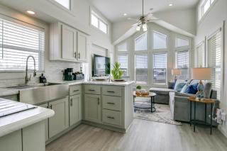 5 Mi to Beach: Family Fun, Modern with Great Views - 4