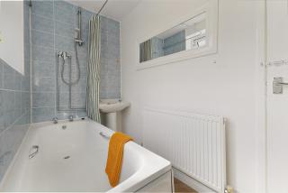 Most affordable short stay 3 bedroom house , 5 mins from St James park and Newcastle Train Station Free parking Super fast WiFi Netflix - 5