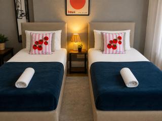 Most affordable short stay 3 bedroom house , 5 mins from St James park and Newcastle Train Station Free parking Super fast WiFi Netflix - 2