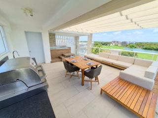 Luxury Penthouse • Jacuzzi • Golf & Lake Views - 3