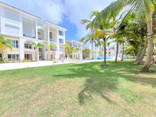 Cana Pearl 2BR Getaway | Pool & Golf Views - 3