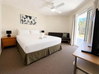 Ground Floor Beachfront Escape, Pool Views,Surfside Resort - 5
