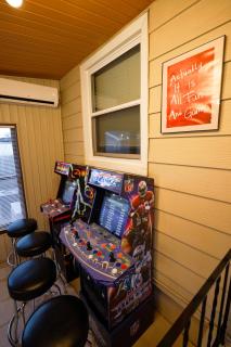 Midwest Escape Hot Tub Theater Game Room Poker Table - 4