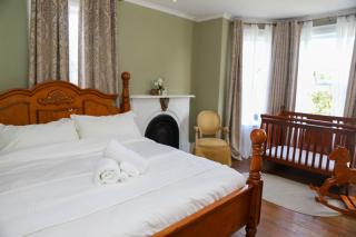 Charming Victorian Duplex - 3BR Sleeps 10 home - 8
