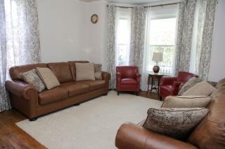 Charming Victorian Duplex - 3BR Sleeps 10 home - 5
