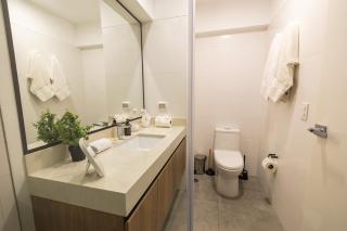 Bright & Modern 1BR w Balcony, WIFI, Free parking - 8